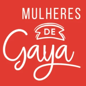 Logo Mulheres de Gaya com escrito em branco e fundo vermelho